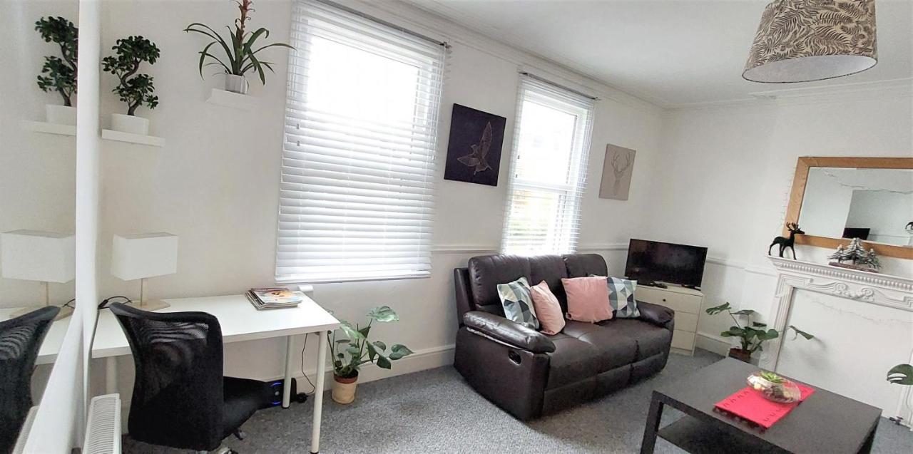 Very Spacious Two Bedroom Converted Apartment In East Croydon Esterno foto