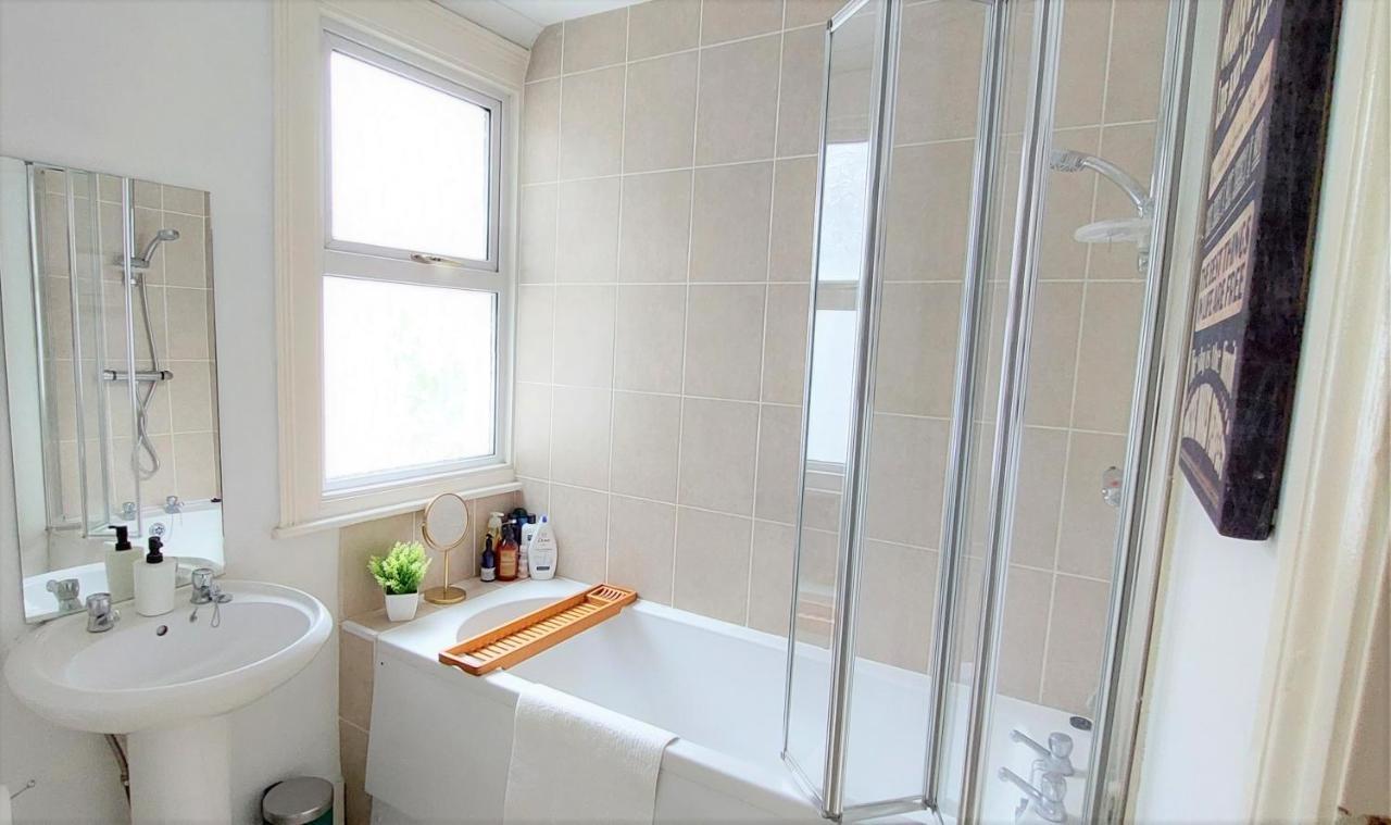 Very Spacious Two Bedroom Converted Apartment In East Croydon Esterno foto